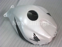 Cargar imagen en el visor de la galería, Black and Pearl White Factory Style - CBR600RR 05-06 Fairing Kit