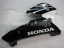 Cargar imagen en el visor de la galería, Black and Pearl White Factory Style - CBR600RR 05-06 Fairing Kit