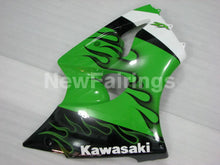 Cargar imagen en el visor de la galería, Green and Black Flame - NINJA ZX-6R 00-02 Fairing Kit