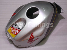 Cargar imagen en el visor de la galería, Silver Cup Needle - CBR600RR 03-04 Fairing Kit