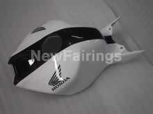 Cargar imagen en el visor de la galería, White and Black PRAMAC - CBR1000RR 06-07 Fairing Kit